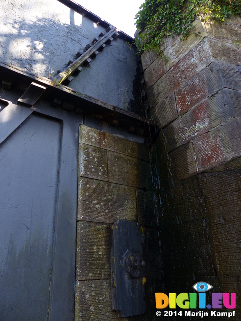 FZ003944 Leaking water from Pontcysyllte Aqueduct, Llangollen